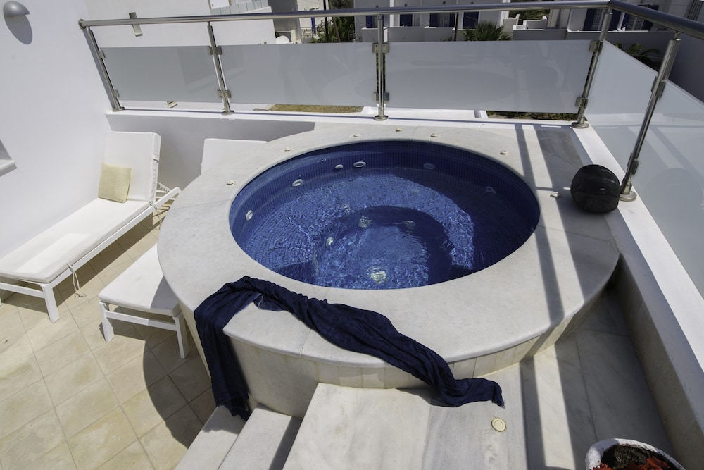 Royal Suite, Jetted Tub (private) - Photo 3