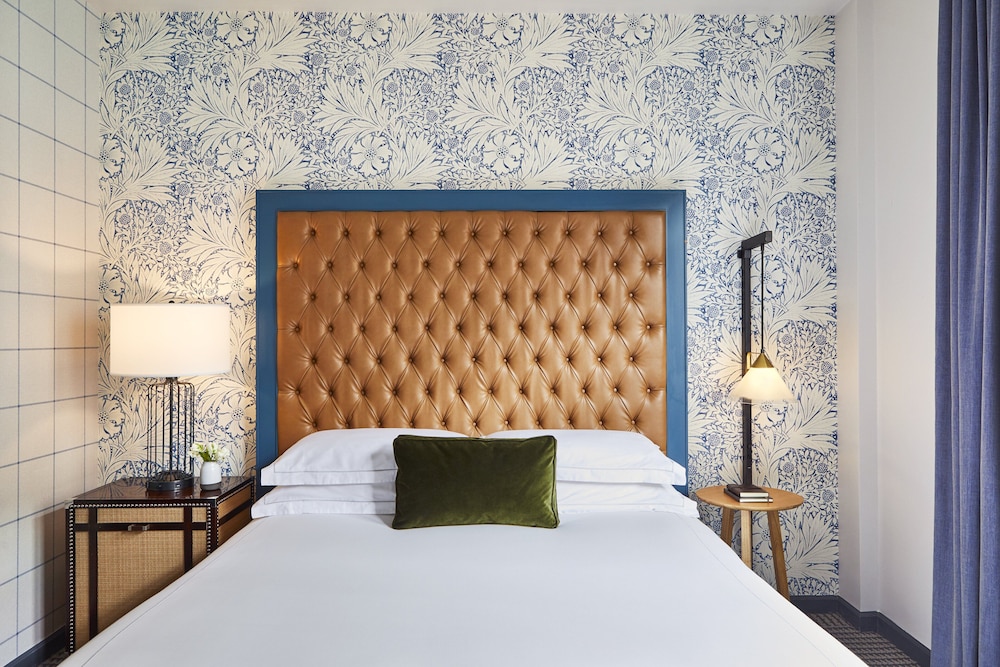 Room, 1 King Bed (Freestanding Bath) thumbnail 5