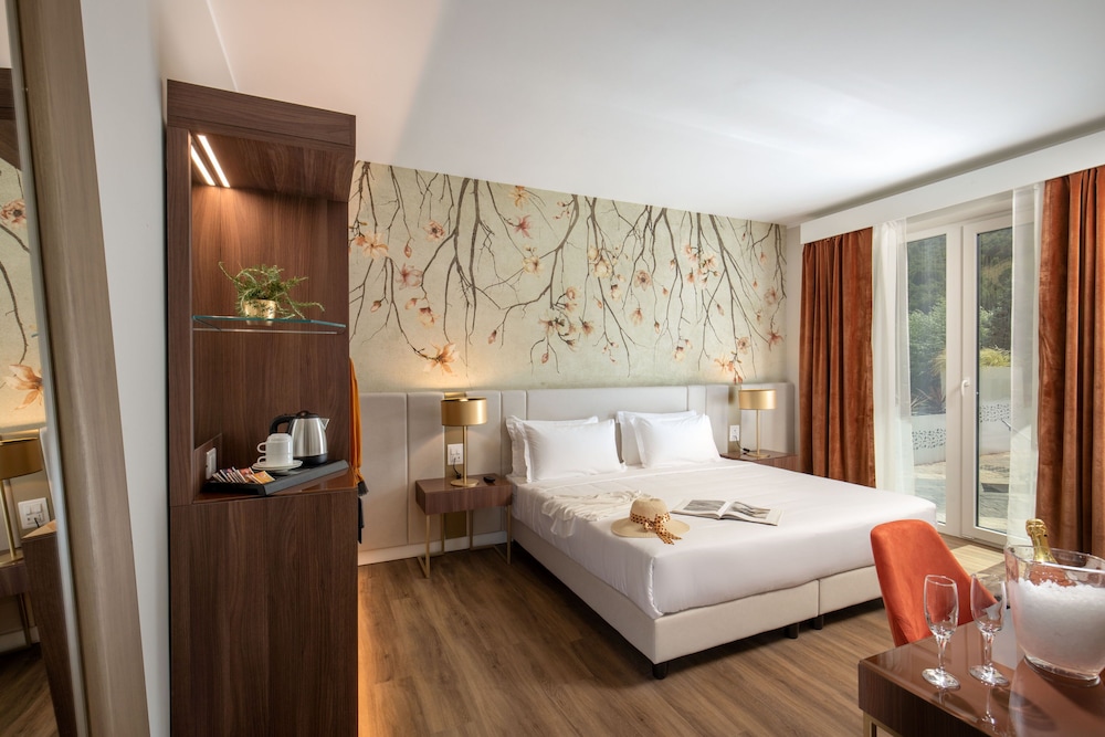 Comfort Triple Room, 1 King Bed with Sofa bed photo 2