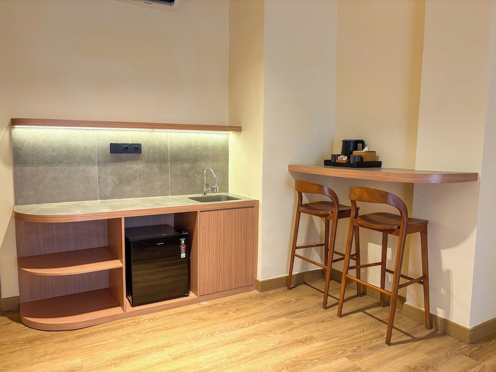 Suite, 1 Bedroom, Balcony - Photo 18