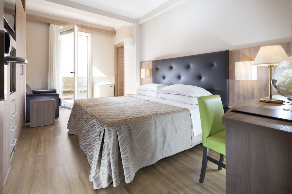 Double or Twin Room, Non Smoking, Partial Sea View photo 1