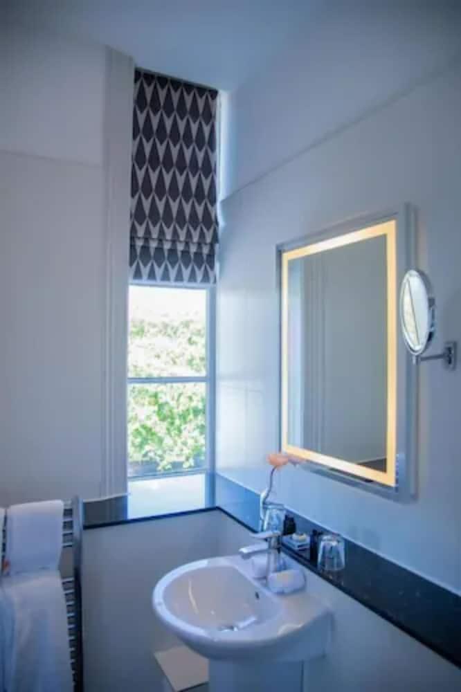 Executive Double Room, 1 King Bed, Ensuite - Photo 9