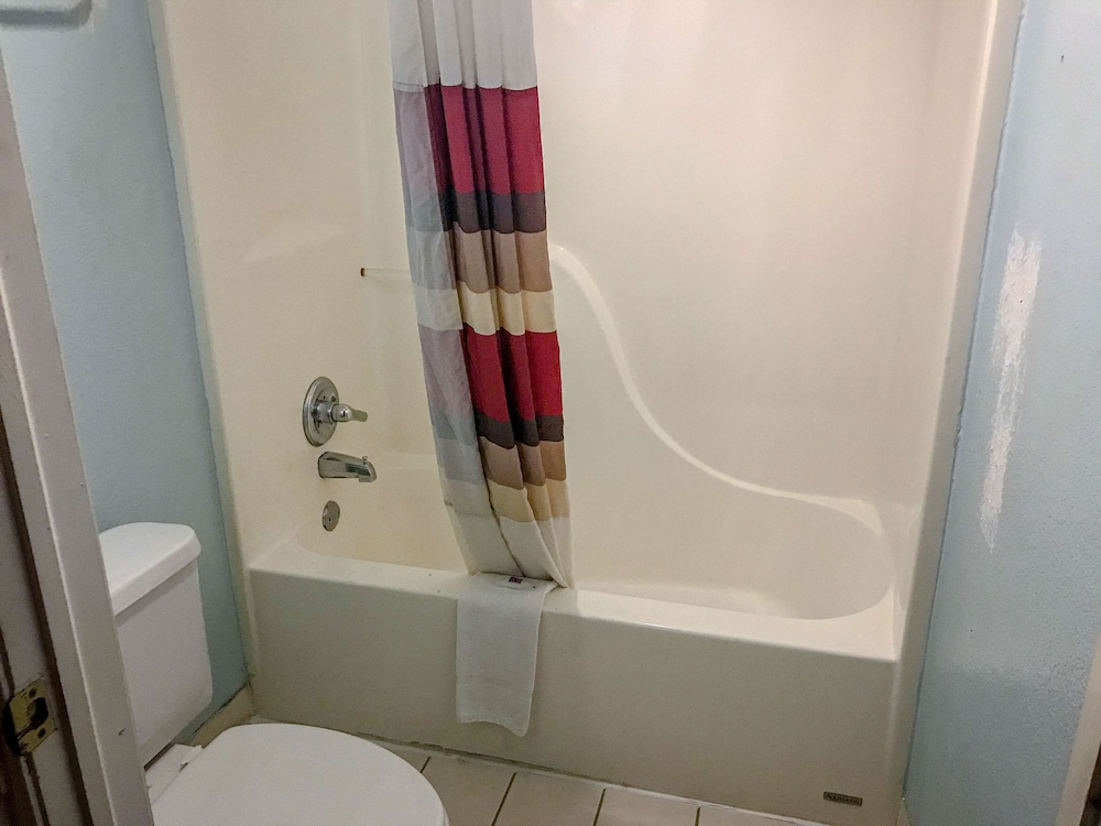 Standard Room, 2 Queen Beds, Non Smoking, Refrigerator & Microwave photo 3