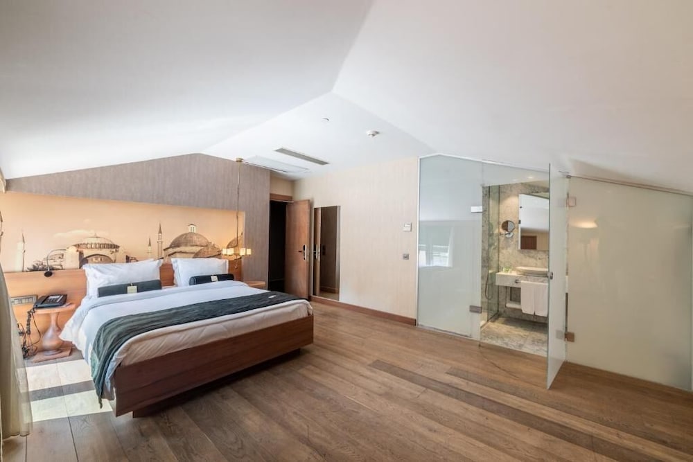 Grand Deluxe Double Room with Balcony