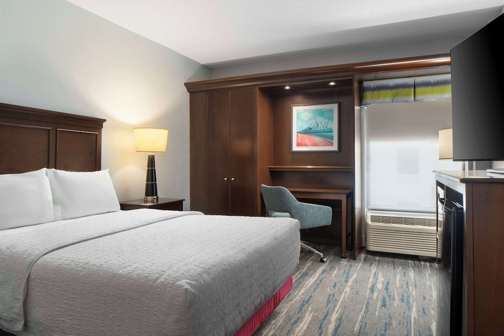 One Double Bed, Non-Smoking, Accessible - Photo 2