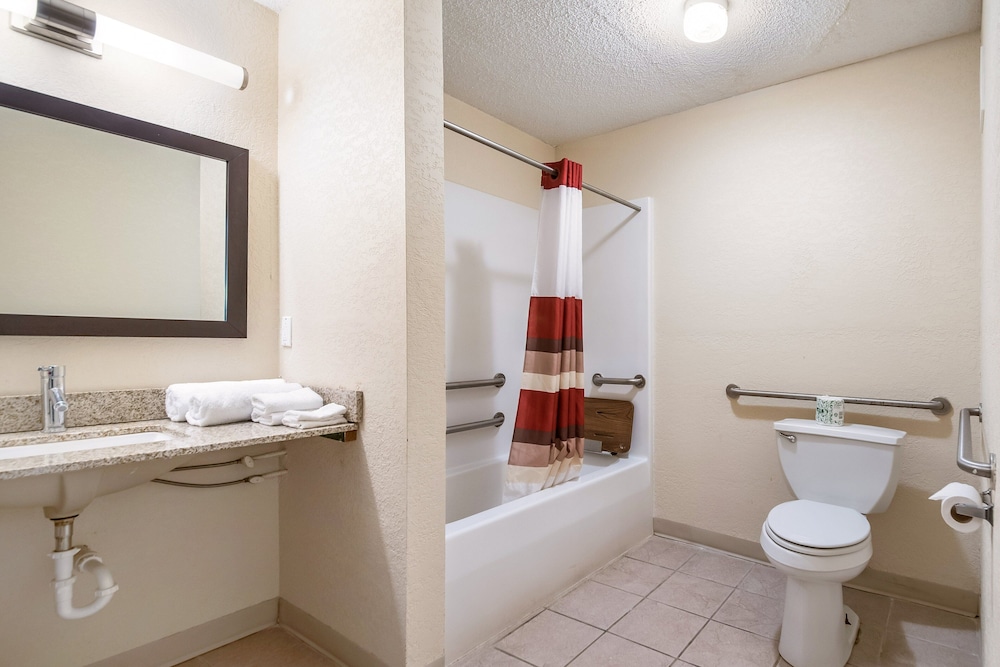Superior Room, 1 King Bed, Accessible, Non Smoking photo 2