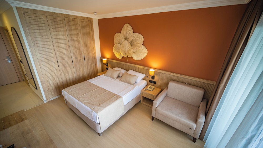 Deluxe Triple Room, Sea View, Beachside photo 3