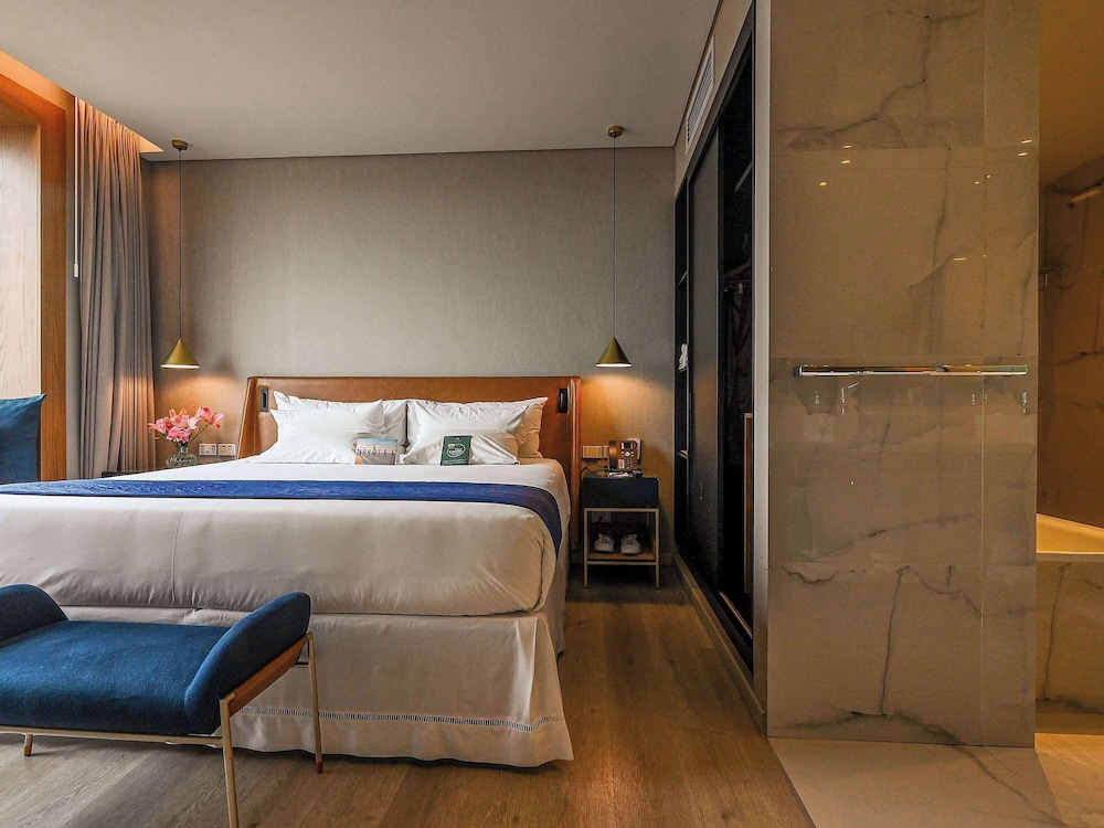 Superior Room, 1 King Bed, Executive Level - Photo 5