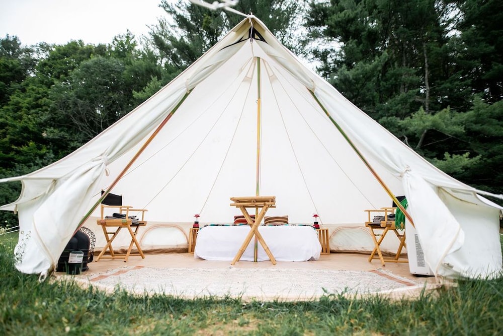 Classic Tent, 1 Queen Bed, Mountain View photo 3