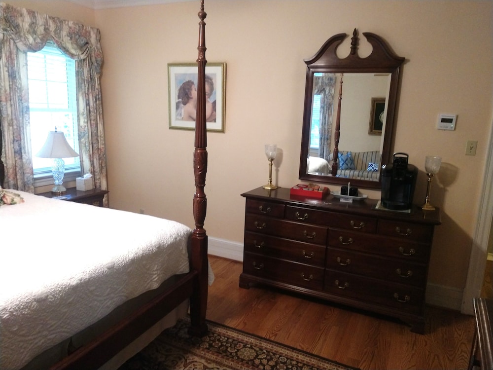 Basic Room, 1 King Bed (Karen Lynette)