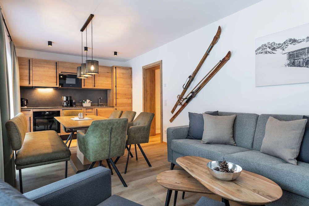 Panoramic Penthouse, 3 Bedrooms, Patio, Mountain View