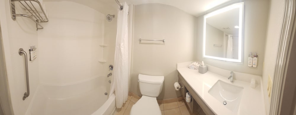 Standard Room, 2 Queen Beds, Balcony, Oceanfront (High Floor) - Photo 4