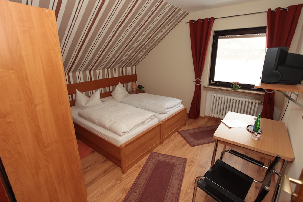 Triple Room, 3 Twin Beds photo 3