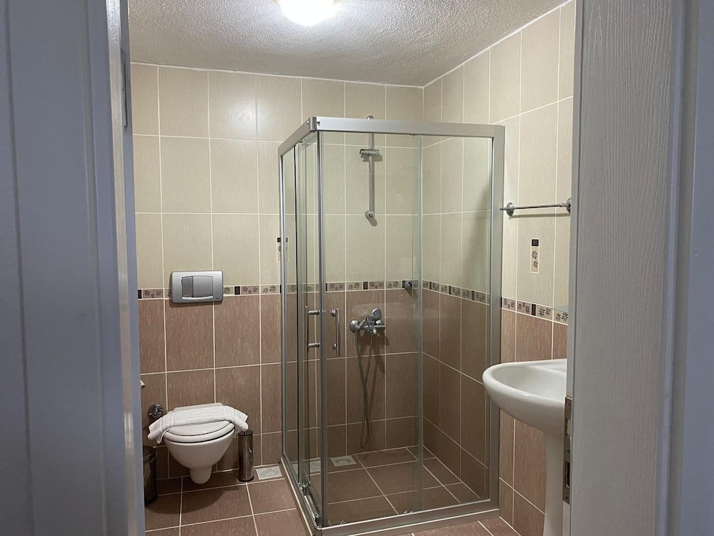 Economy Triple Room, Basement Floor photo 2