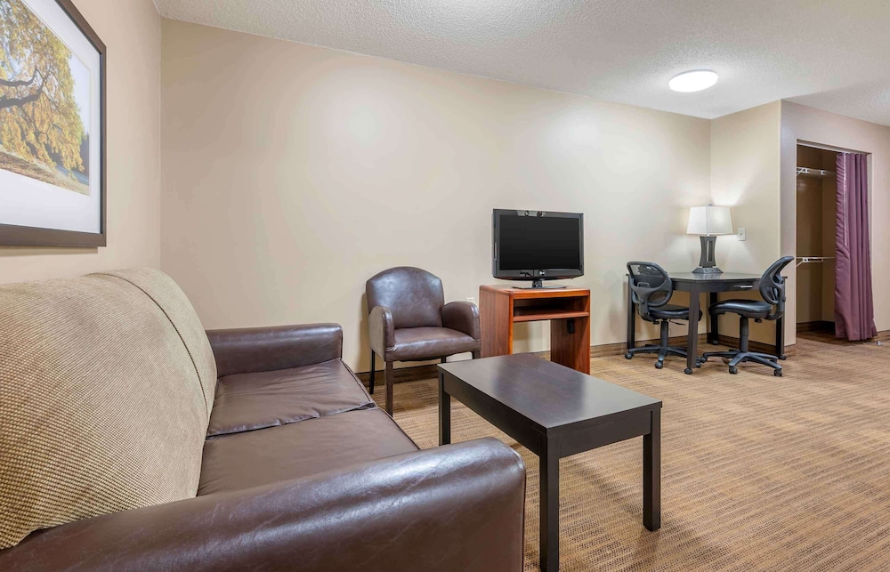 Deluxe Studio Suite, 1 Queen Bed With Sofa Bed, Non Smoking photo 2