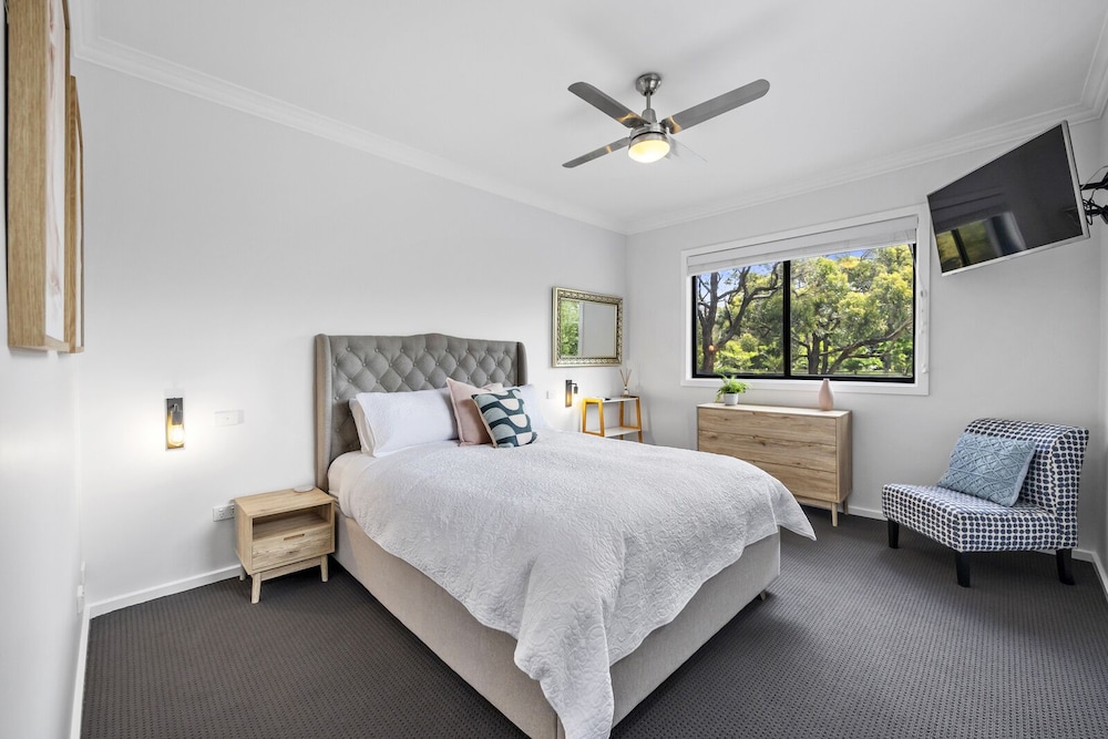 Entire 5 bedroom house photo 1