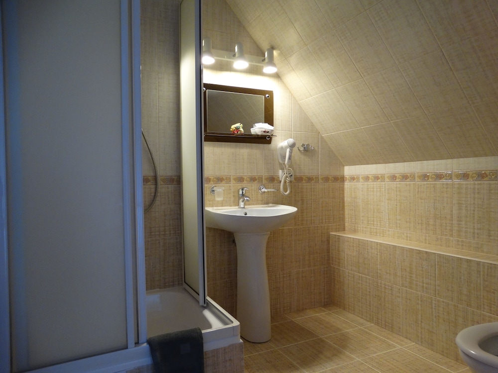 Standard Double Room (11)