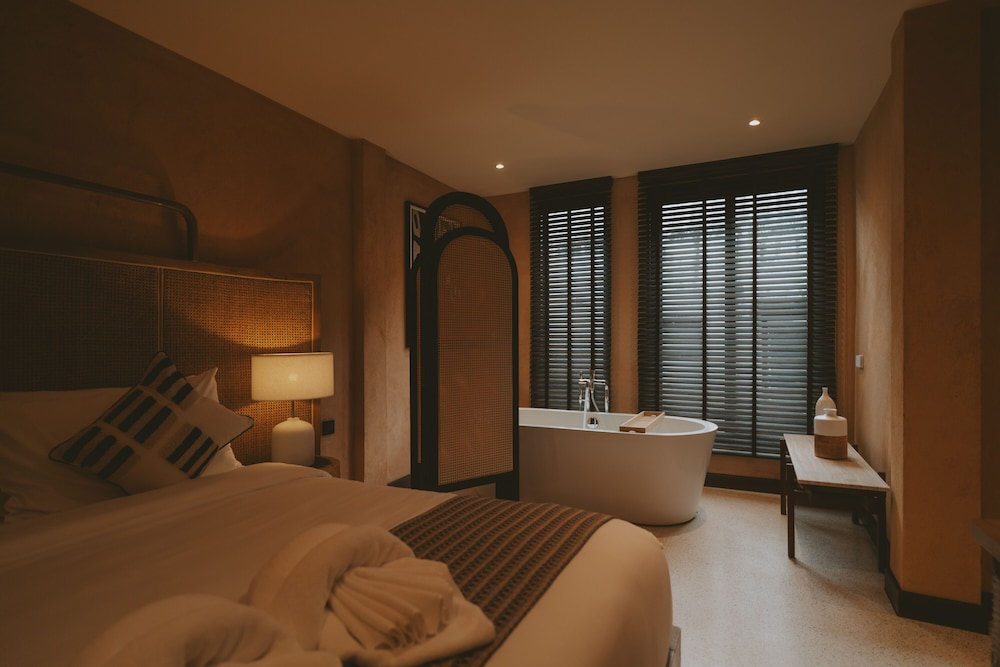 Deluxe Room - Photo 19
