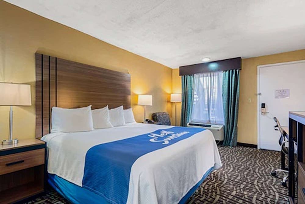 Business Room, 1 King Bed - Photo 3