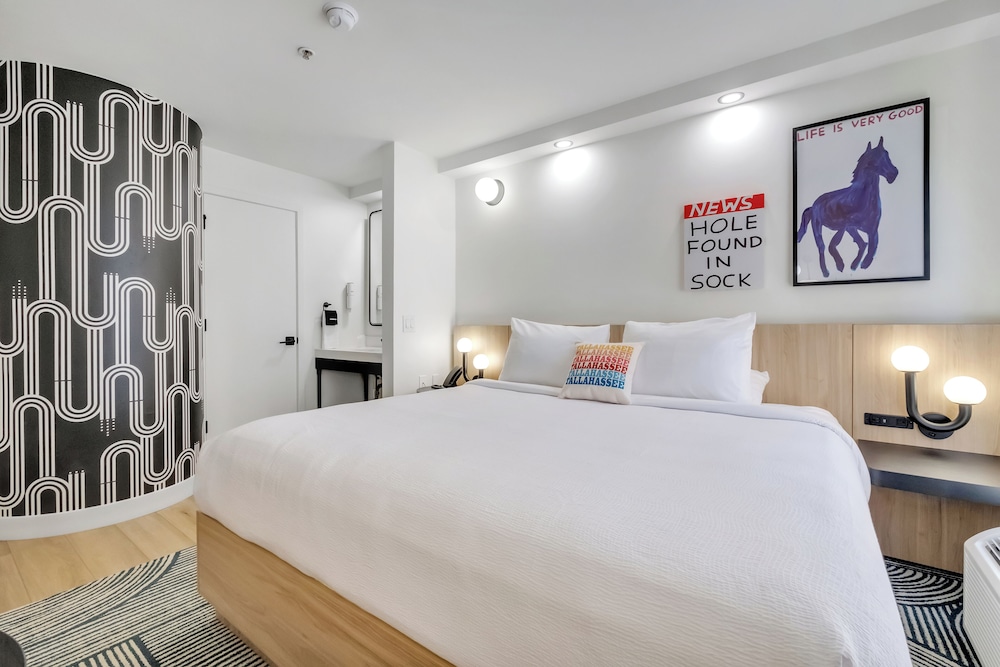 Standard Room, 1 King Bed - Photo 5