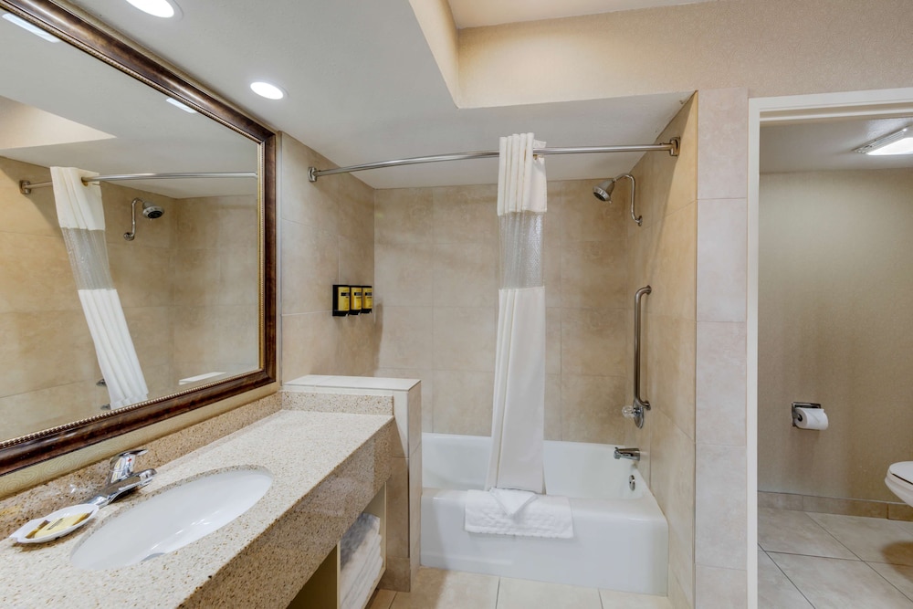 Standard Room, Multiple Beds, Non Smoking, Refrigerator & Microwave - Photo 6