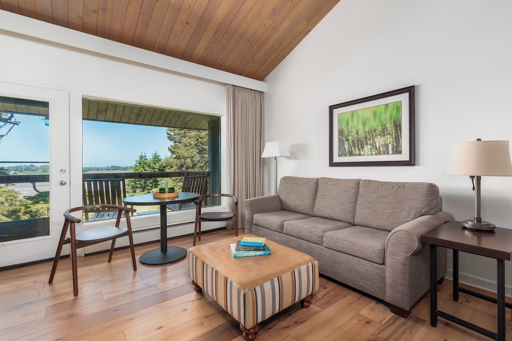 Deluxe Room, 1 King Bed with Sofa bed, Garden View - Photo 5