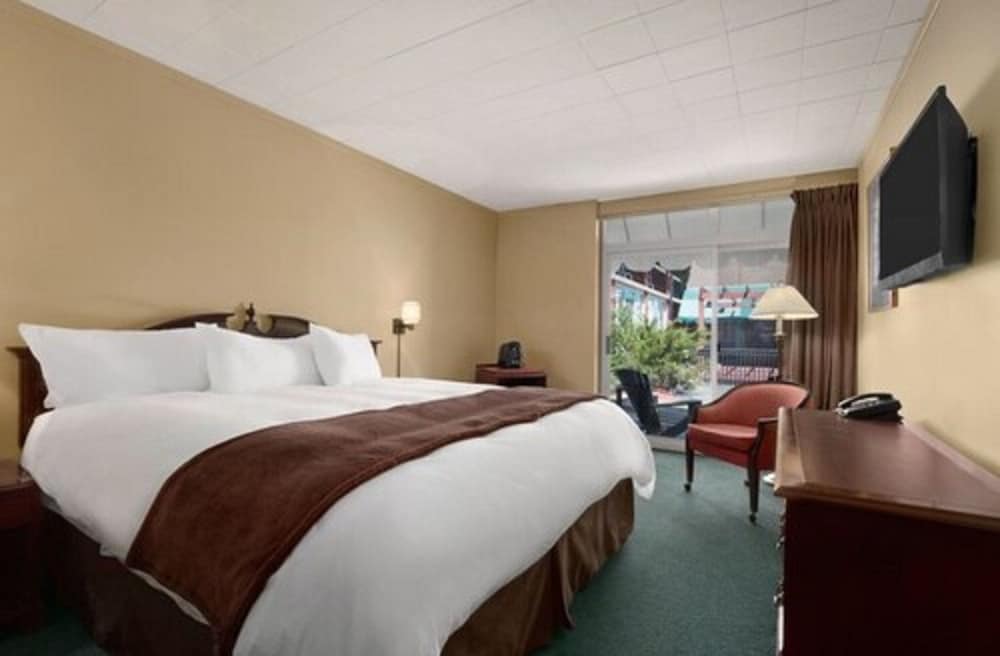 Standard Room, 2 Queen Beds, Club Lounge Access, Lakeside photo 2