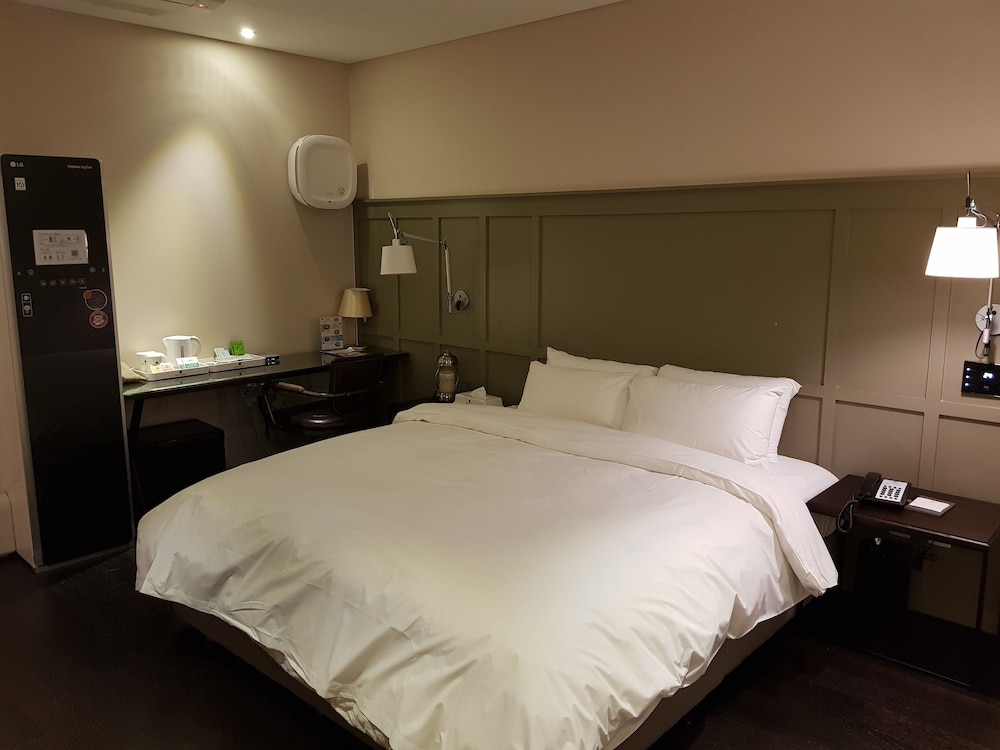[Chicken/Beer PKG] Residence Family Room