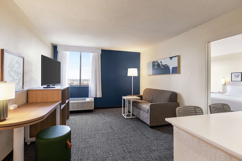 Suite, 1 Bedroom - Photo 3