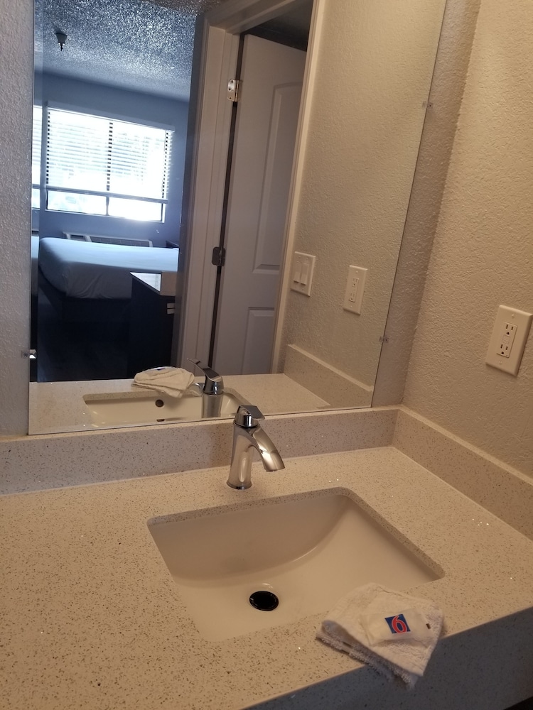Standard Room, 1 King Bed, Non Smoking, Kitchenette - Photo 16