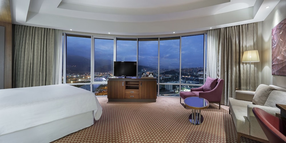 Deluxe Room, 1 King Bed photo 3