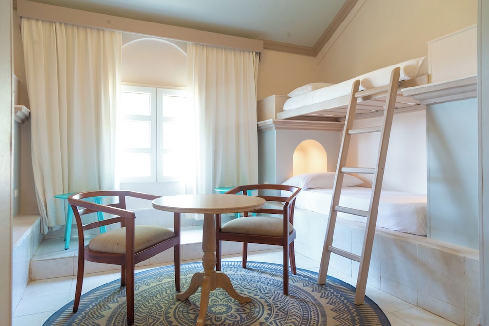 Family Room, Multiple Beds, Non Smoking - Photo 9