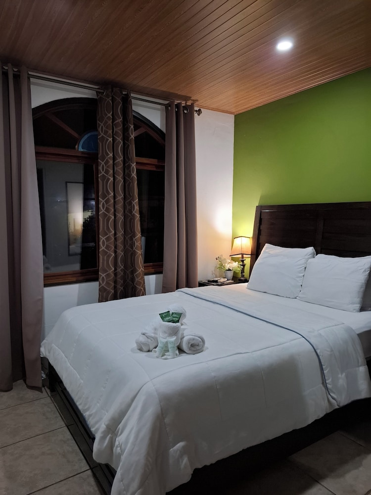 Standard Single Room, 1 Queen Bed photo 3