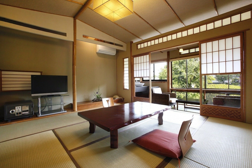 Japanese Room w/Shared Bathroom (2nd floor)