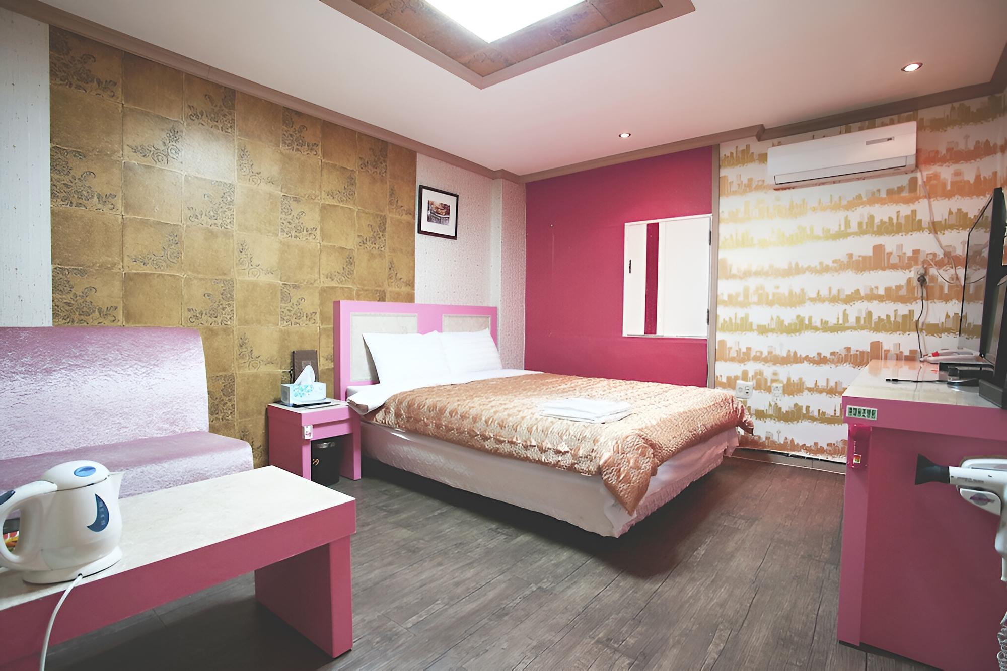 Room (Standard Room) - Photo 9