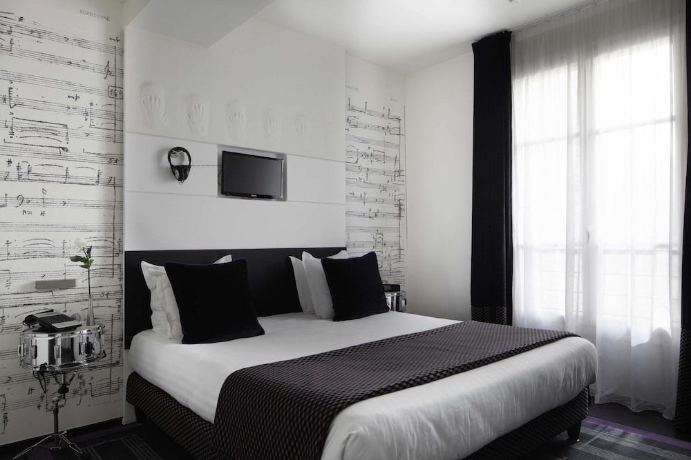 Family quadruple, 2 rooms - Complimentary soft minibar, Chromecast - Snacks, digital press, fitness photo 3