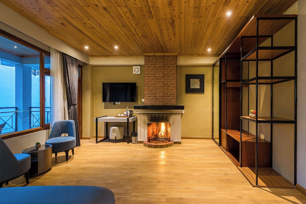Luxury Room with Balcony & Fireplace photo 3