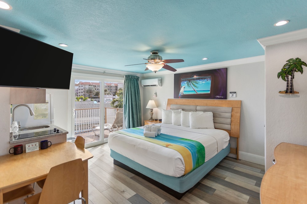Bay Front with Balcony Suite: 1 Queen Bed and 1 Sleeper Sofa - Photo 1