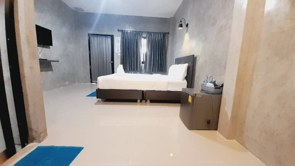 Deluxe Room, 1 Queen Bed, Ground Floor
