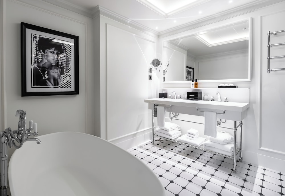 Suite, 1 King Bed, Terrace (Opera, with a Living room) thumbnail 5