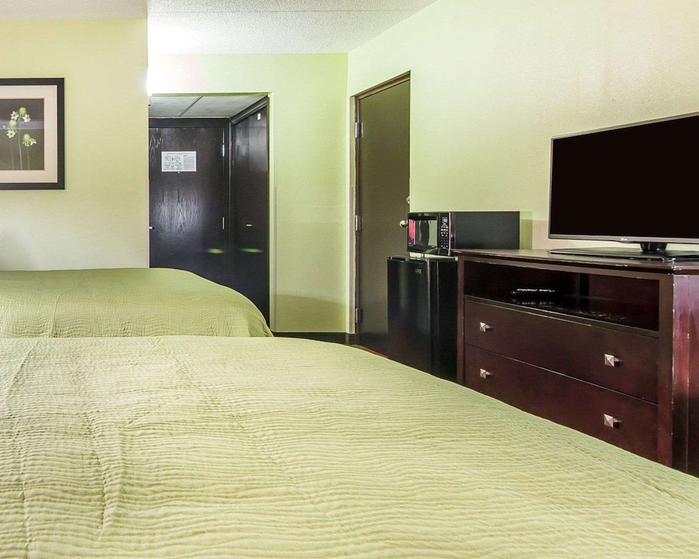 Standard Room, 2 Queen Beds, Non Smoking - Photo 4