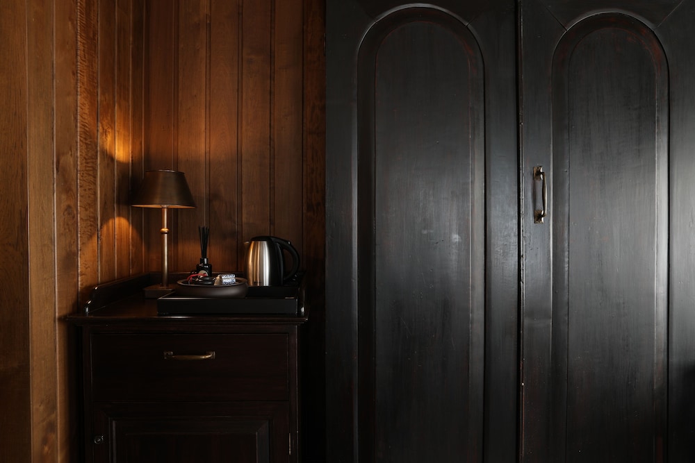 Superior Colonial Room thumbnail 6