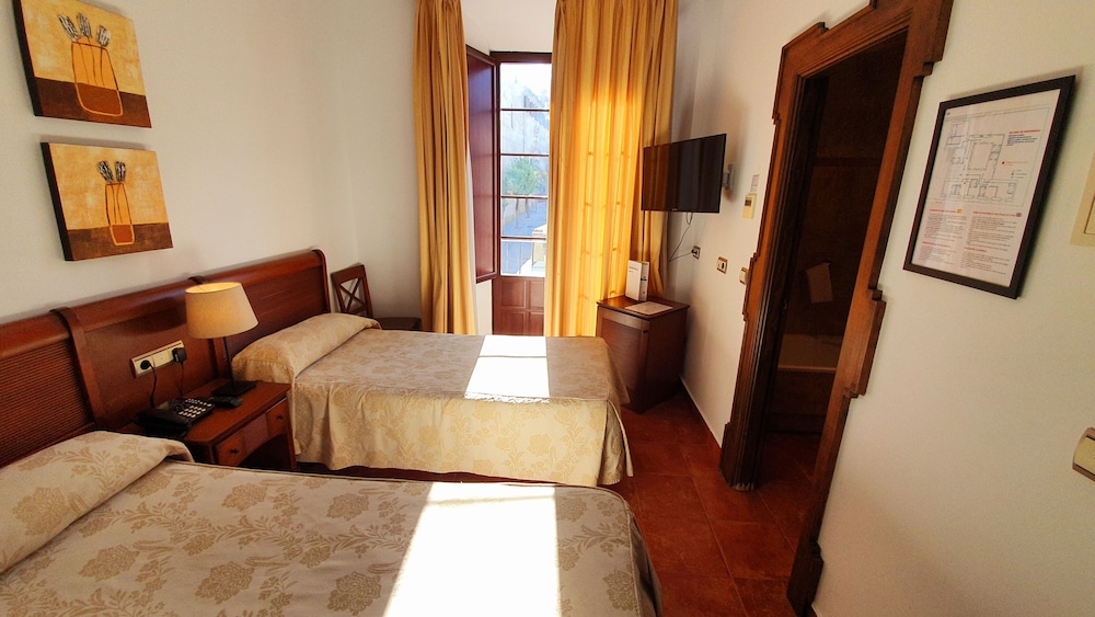 Double or Twin Room, City View - Photo 1