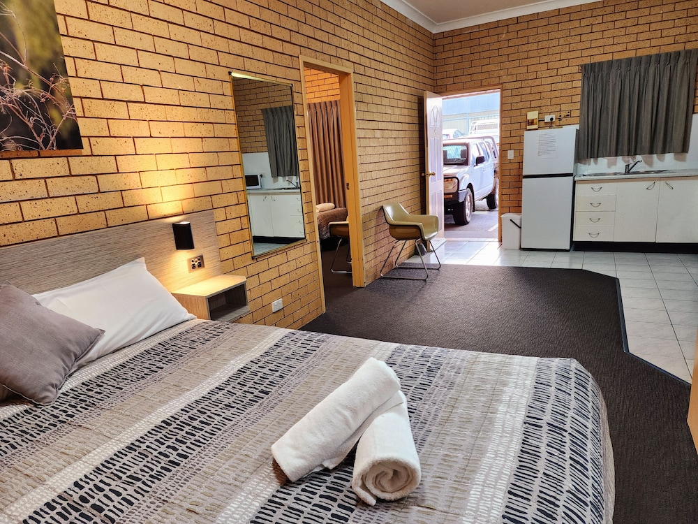 2 Room Queen and 3 singles (Non Pet Friendly) photo 2