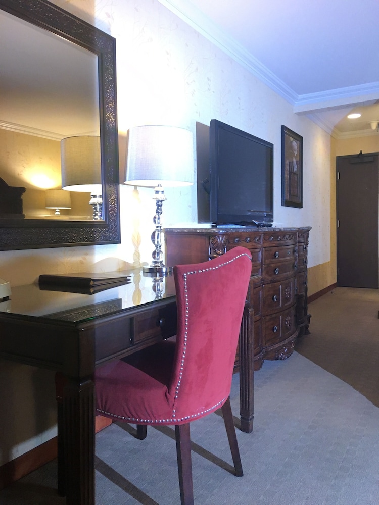 Queen Room photo 2