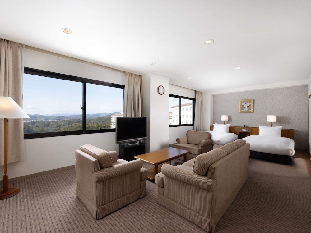 Classic Suite, Multiple Beds, Mountain View photo 2