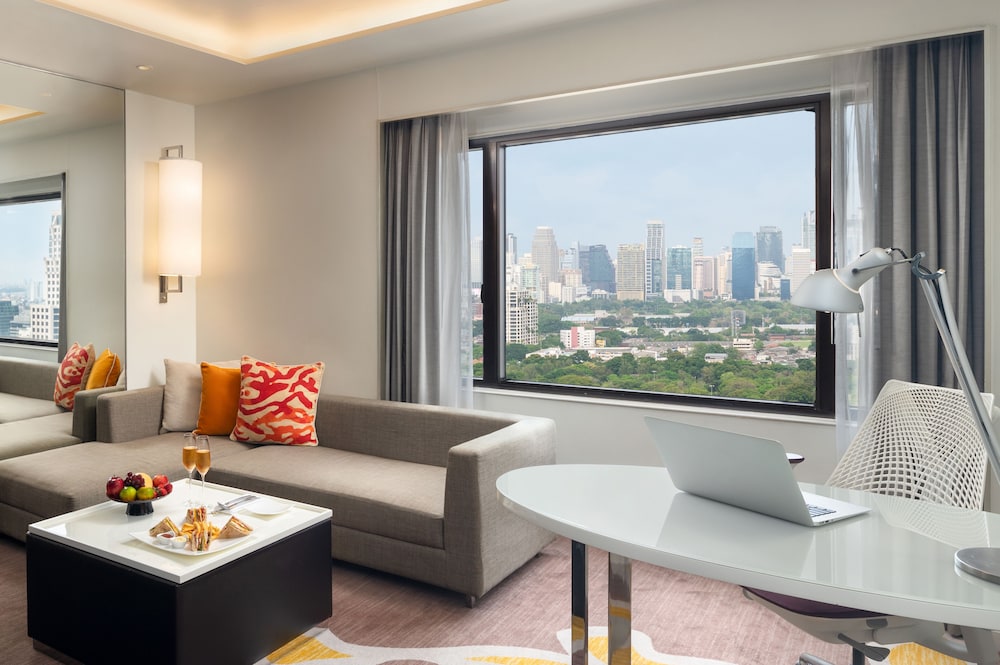 Junior Suite, 1 King Bed, Smoking (Lumpini View) photo 3