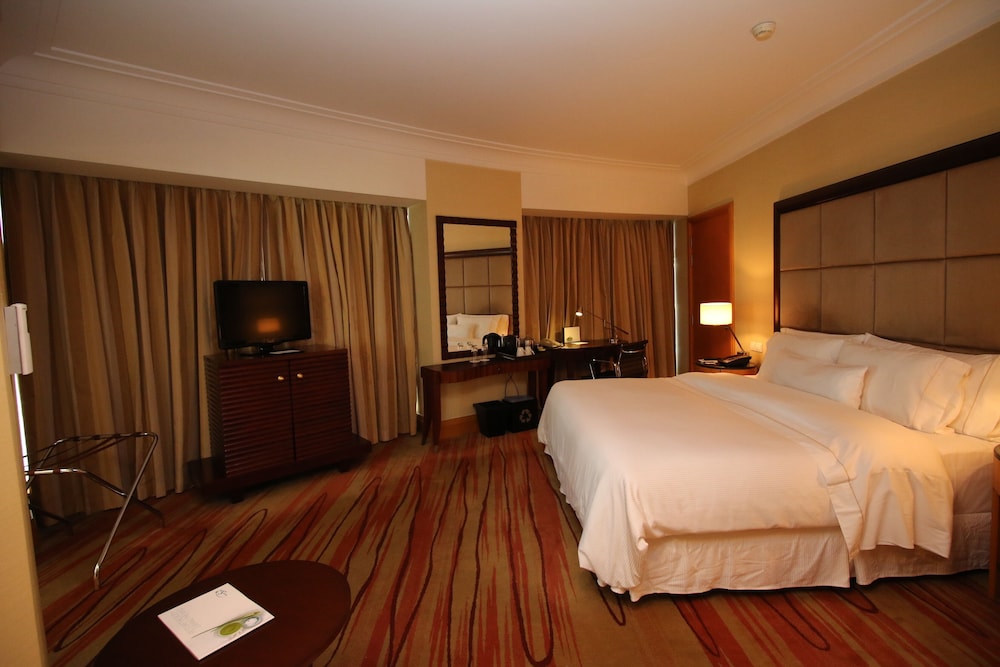 Room, 1 King Bed, City View, Corner - Photo 3