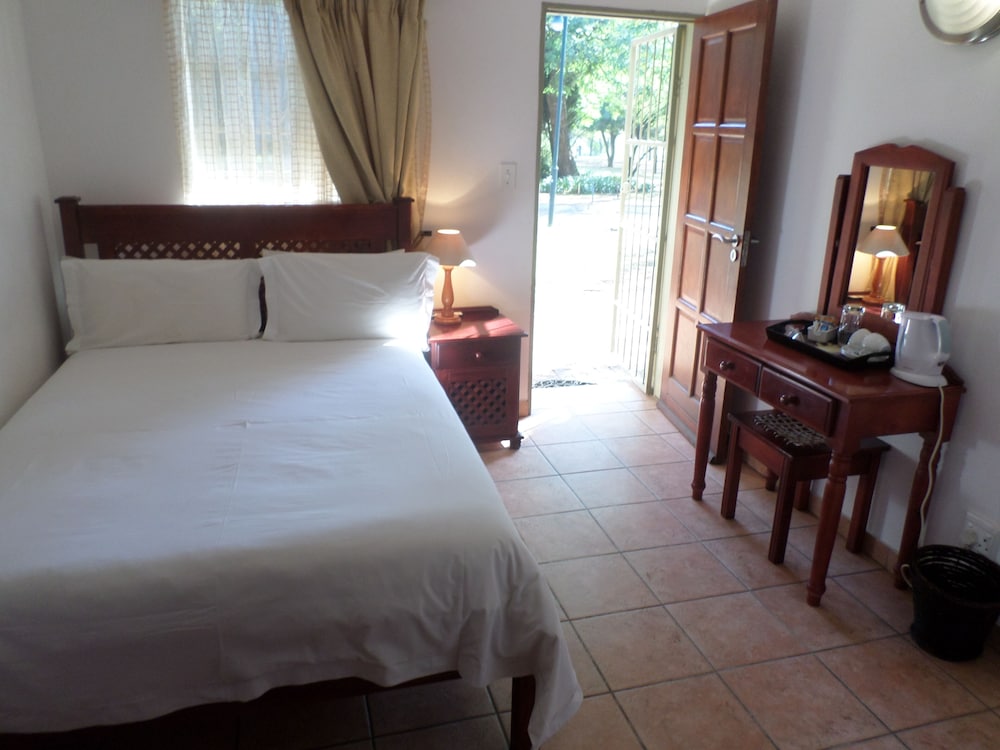 Economy Room, 1 Queen Bed, Non Smoking, Garden View photo 1
