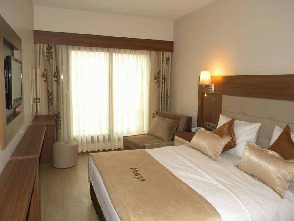 Standard Double Room thumbnail 5